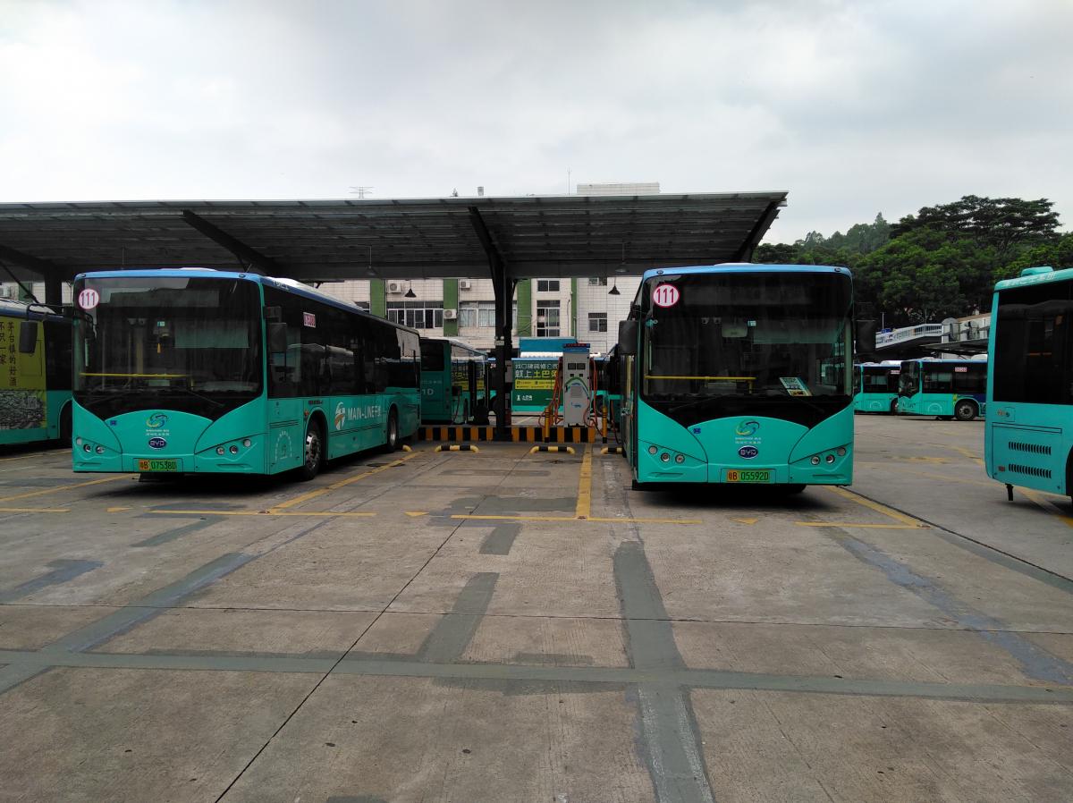 Electric charging stations for buses in Shenzhen, China. Photo by Lu Lu/WRI China
