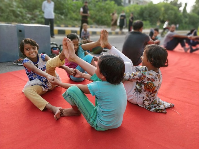 People of all ages participate in Raahgiri Day, including young girls. Photo by WRI India.