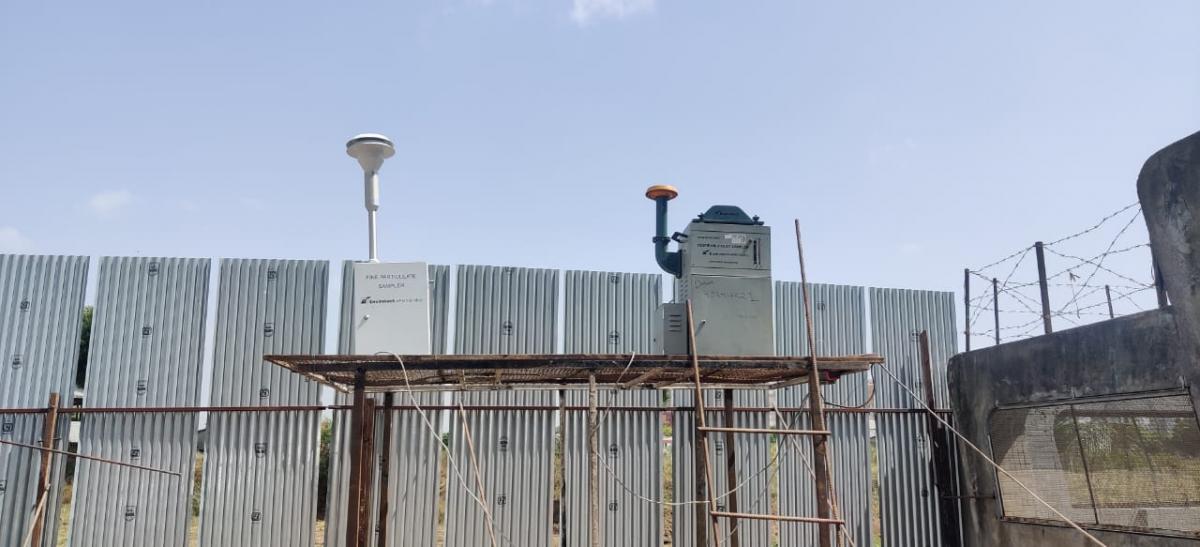 Air quality monitoring at a construction site in Surat. Photo Credit: Dharmesh Patel/WRI India
