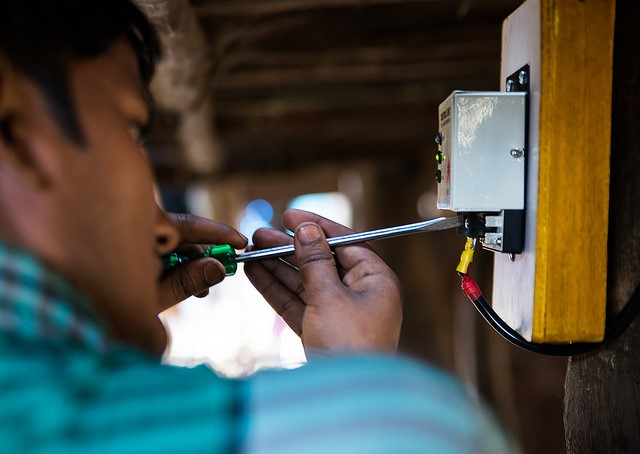 Installing solar lighting. Photo by Jarnail Singh/The Climate Group