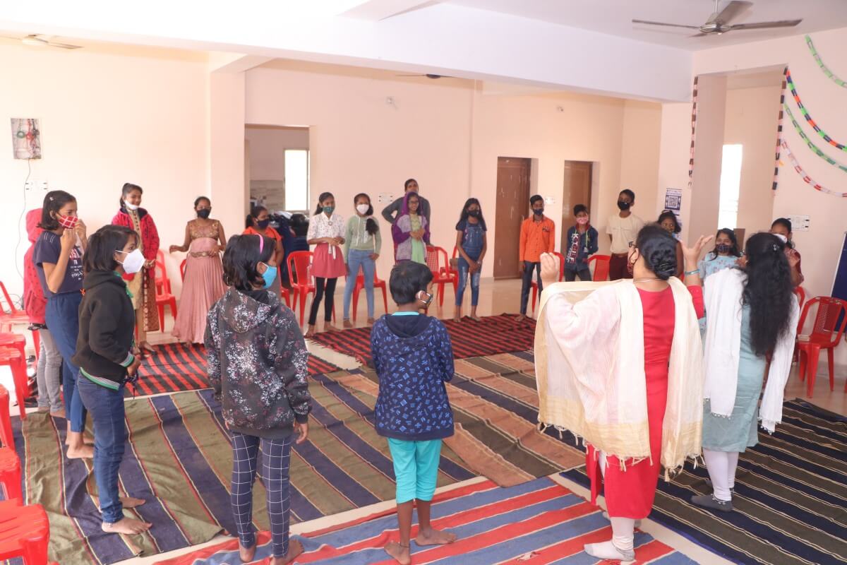 Team WRI India engages with adolescents through games to enhance collaborative learning.