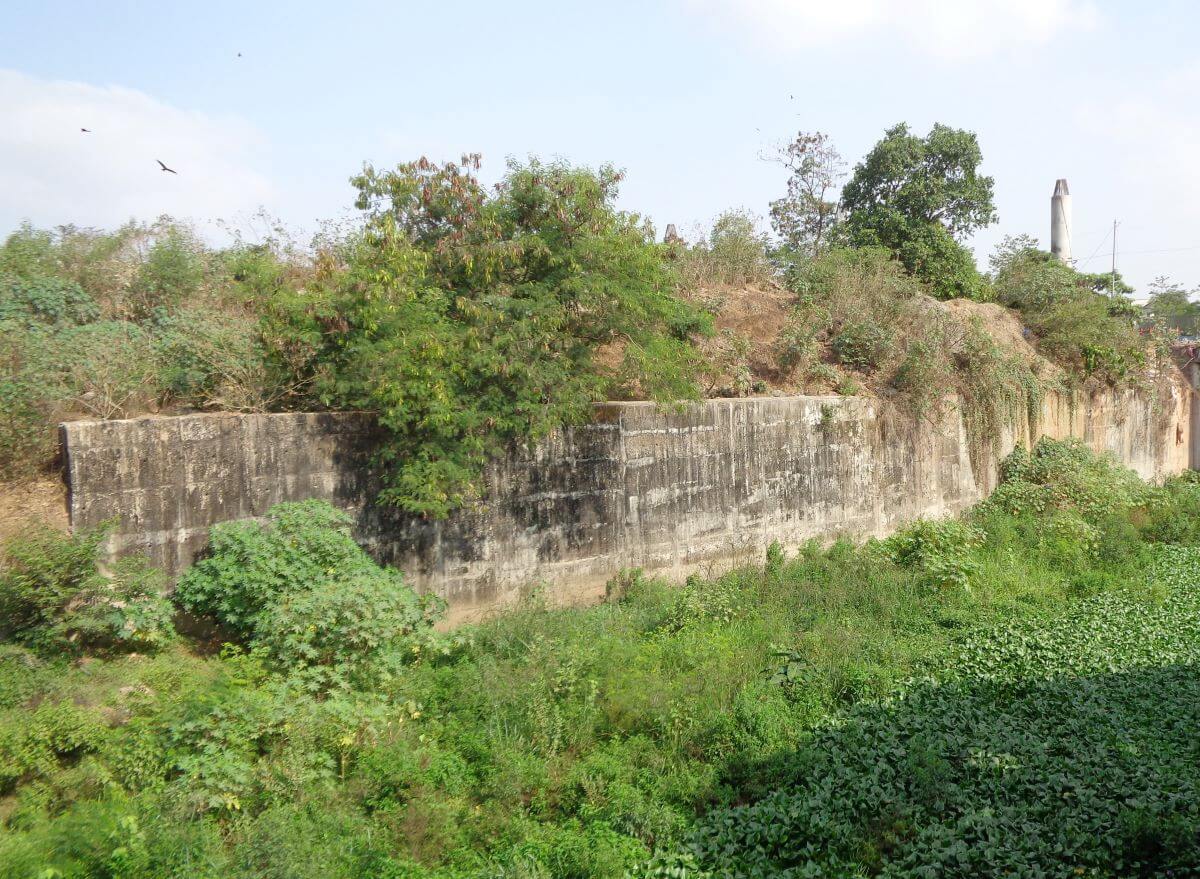 Retaining wall separating an uninhabited natural area and the Mithi River
